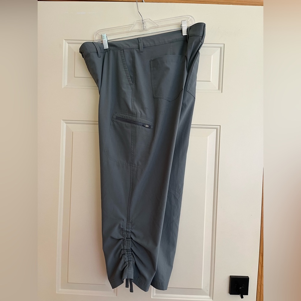 Women’s Eddie Bauer gray rip stop crop capri cargo hiking trail pant. Size 14 - Picture 3 of 16